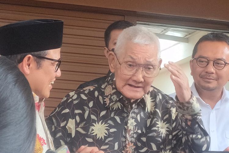 Wakil Presiden ke-6 RI Try Sutrisno memberikan keterangan pers usai menerima kunjungan Ketua Umum PKB Muhaimin Iskandar di kediamannya, Menteng, Jakarta Pusat, Sabtu (20/5/2023).