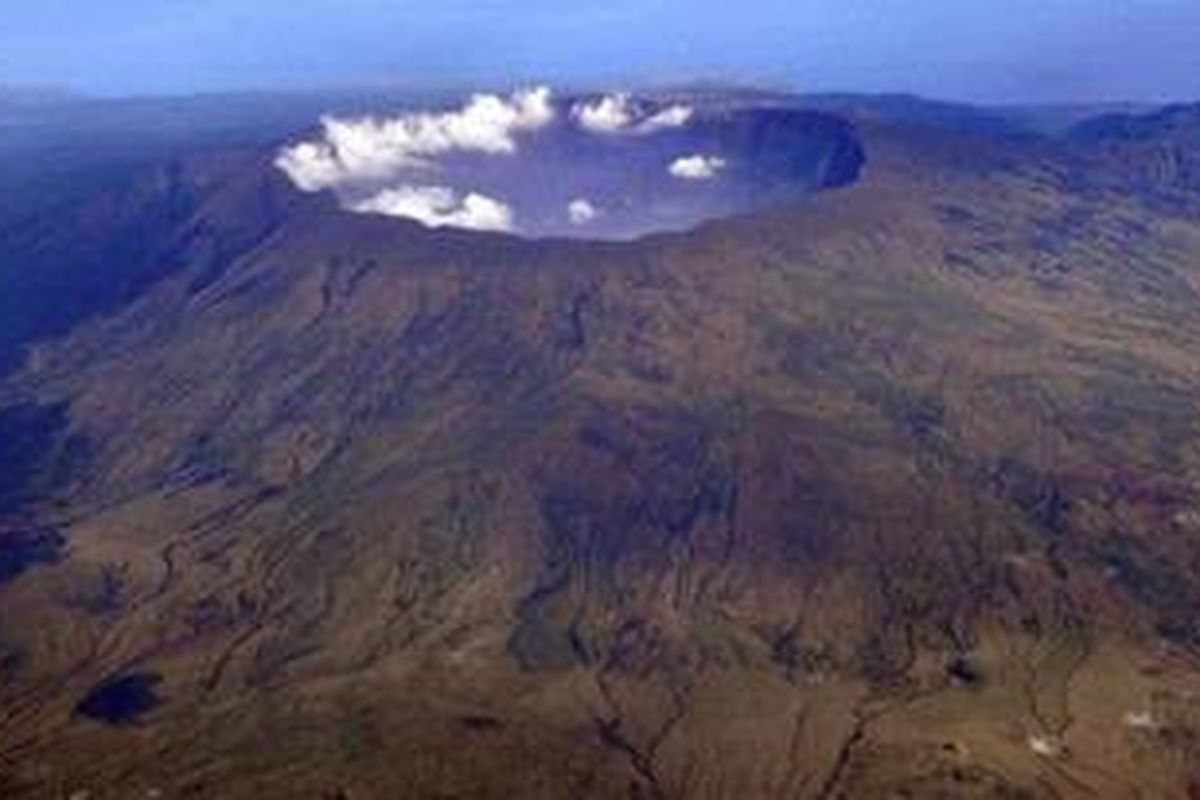 Gunung Tambora merupakan gunung api strato (kerucut) aktif yang memiliki kawah berbentuk danau (kaldera). Letusan dahsyat Tambora pada April 1815 tercatat gemuruhnya terdengar hingga Pulau Sumatera dan dampaknya turut mempengaruhi perubahan iklim saat itu. 