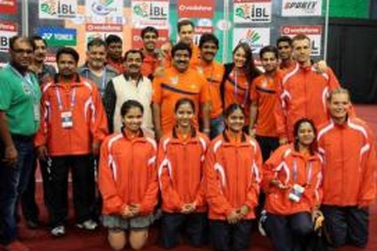 Mantan atlet bulu tangkis Denmark, Tine Baun (kanan), berpose bersama Tim Mumbai Masters pada hari ketiga pelaksanaan Indian Badminton League (IBL), Jumat (16/8/2013).  Marc Zwiebler (Jerman), Vladimir Ivanov (Rusia) dan Lee Chong Wei (Malaysia) juga tergabung dalam tim ini. 