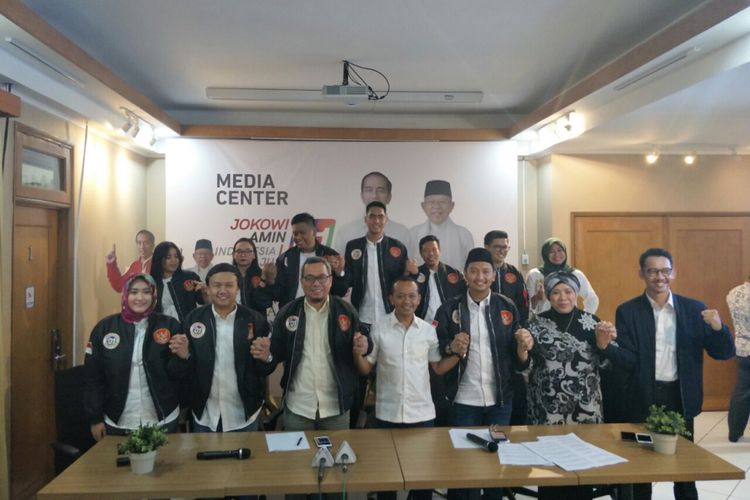 Direktur di Tim Kampanye Nasional (TKN) Jokowi-Maruf bersama para juru bicara milenial di Posko Cemara, Selasa (26/2/2019). 