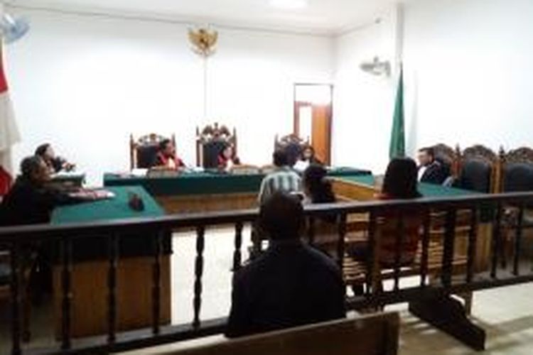 Sidang kasus pencabulan terhadap anak kandung di PN Kupang, Nusa Tenggara Timur (NTT). Terlihat terdakwa anggota Polres Kupang Kota Zeth Andreas Blegur (39) sedang duduk di kursi terdakwa