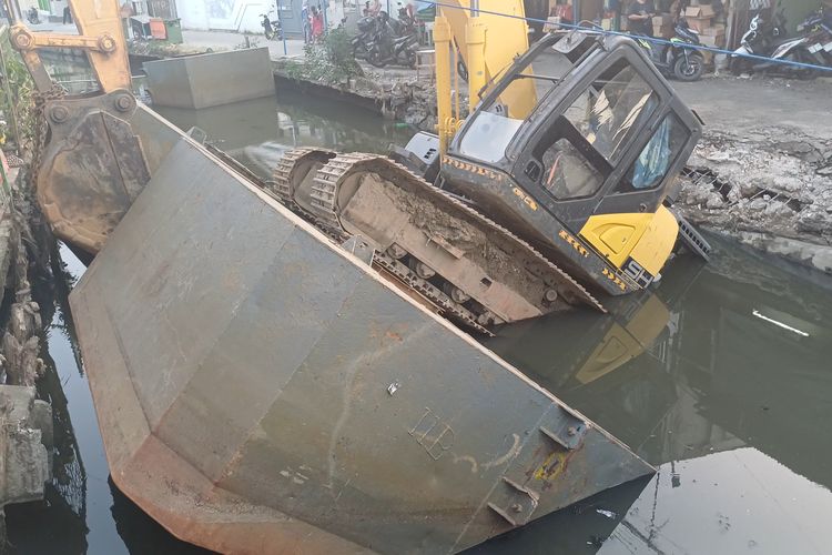 Detik-detik Ekskavator Tercebur ke Kali Cakung Lama Jakut, Operator Sempat Hindari Kanopi Rumah