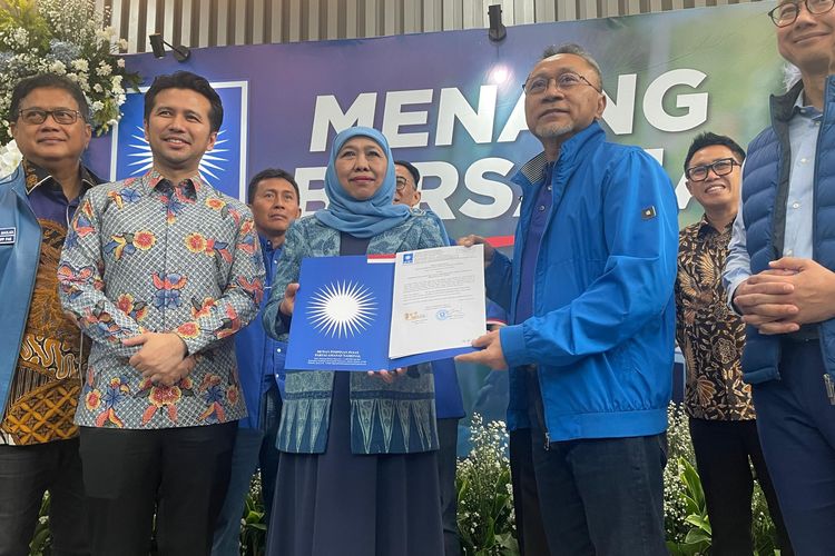Mantan Gubernur dan Wakil Gubernur Jawa Timur, Khofifah Indar Parawansa-Emil Dardak menerima Surat Keputusan (SK) dari DPP Partai Amanat Nasional (PAN) untuk didukung pada Pilkada Jawa Timur 2024, Senin (3/6/2024).
