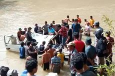Mobil Jatuh Ke Sungai Akibat Jembatan Ambrol di Bone Sulsel, Dua Tewas