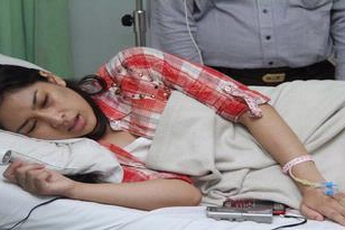 Ima Risma dirawat di Rumah Sakit Puri Mandiri, Kedoya, Jakarta, Selasa (11/5/2010). Penganiayaan diduga dilakukan oleh pemain film dan sinetron Gary Iskak terhadap mantan pacarnya, Ima Risma, sehingga Ima luka memar di bagian pelipis, paha, dan kepala.