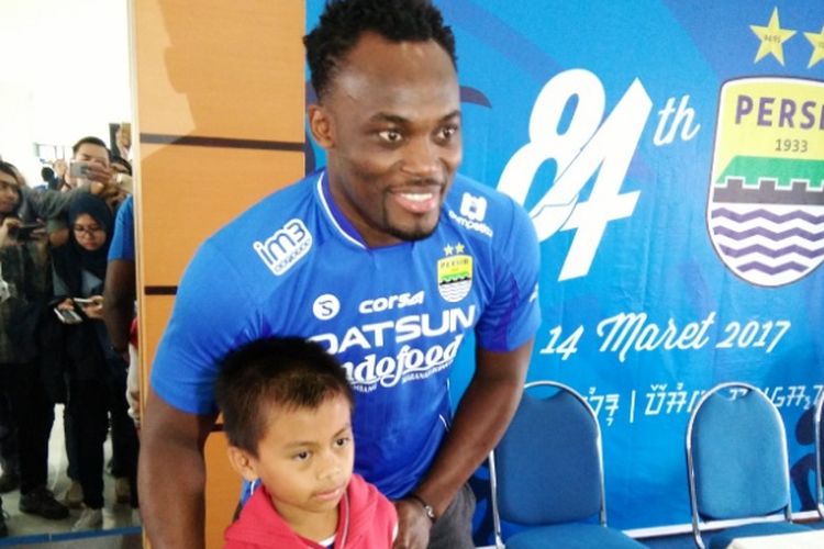 Gelandang Persib Bandung Michael Essien saat berfoto dengan bobotoh cilik di Graha Persib, Jalan Sulanjana, Rabu (30/3/2017).