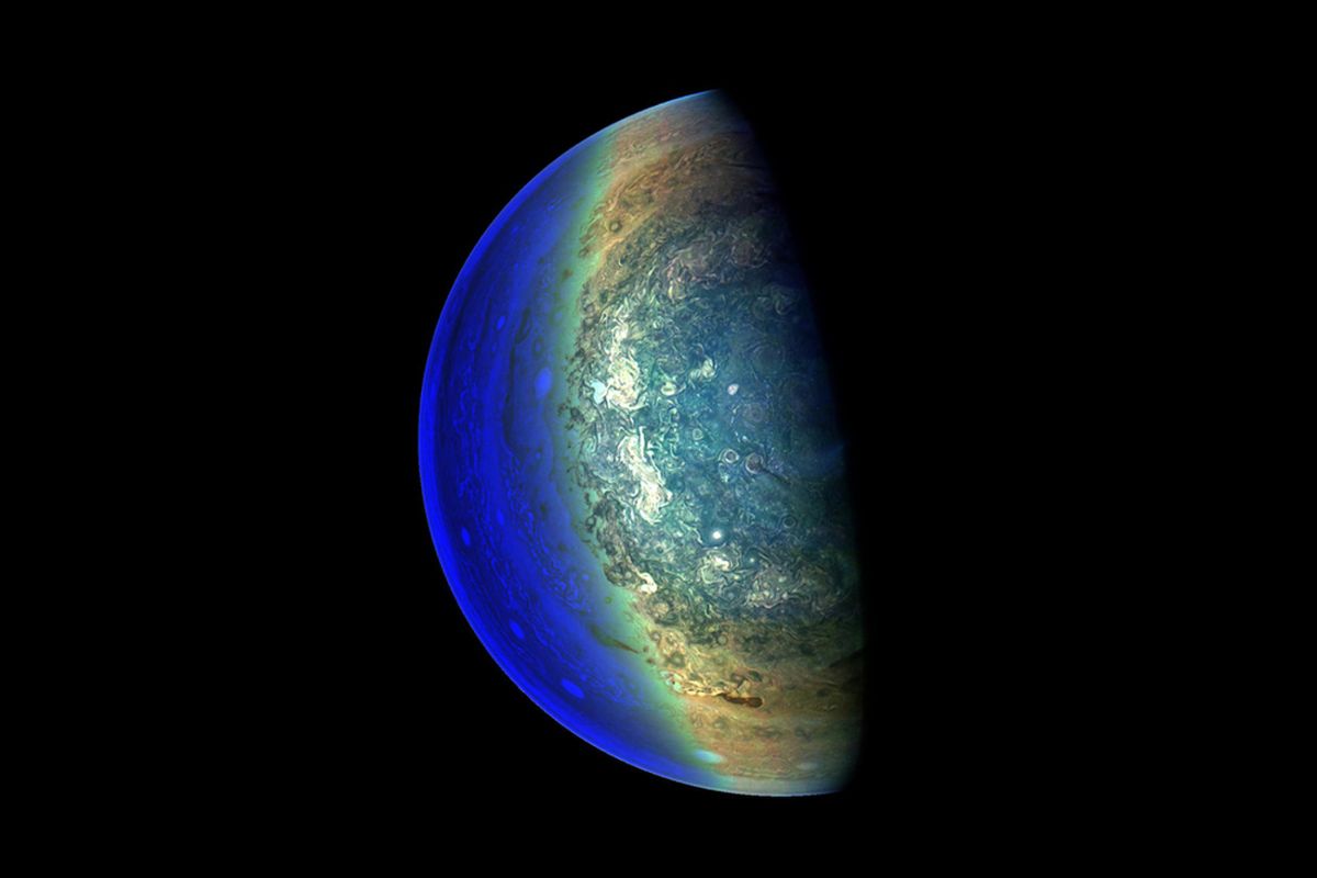 Awan berputar mengelilingi kutub selatan Jupiter tepat di garis yang memisahkan siang dan malam. Potret ini diambil oleh pesawat ruang angkasa Juno pada 7 Februari 2018. Ilmuwan Citizen, Gerald Gerald Eichstädt, memproses gambar tersebut dengan menggunakan data dari JunoCam.