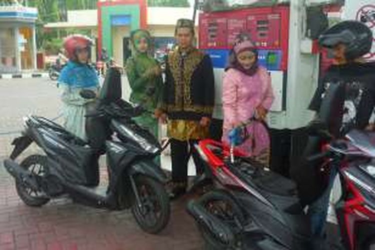 Para petugas putri di SPBU K3PG yang berdandan ala Kartini saat melayani konsumen.
