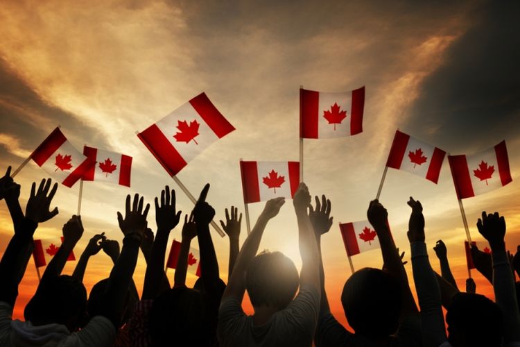 Ilustrasi sekelompok orang memegang bendera Kanada. (Shutterstock)