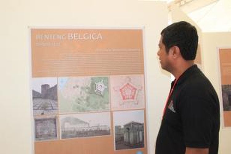 Pengunjung mengamati Pameran Negeri 1.000 Benteng di Ambon Maluku  