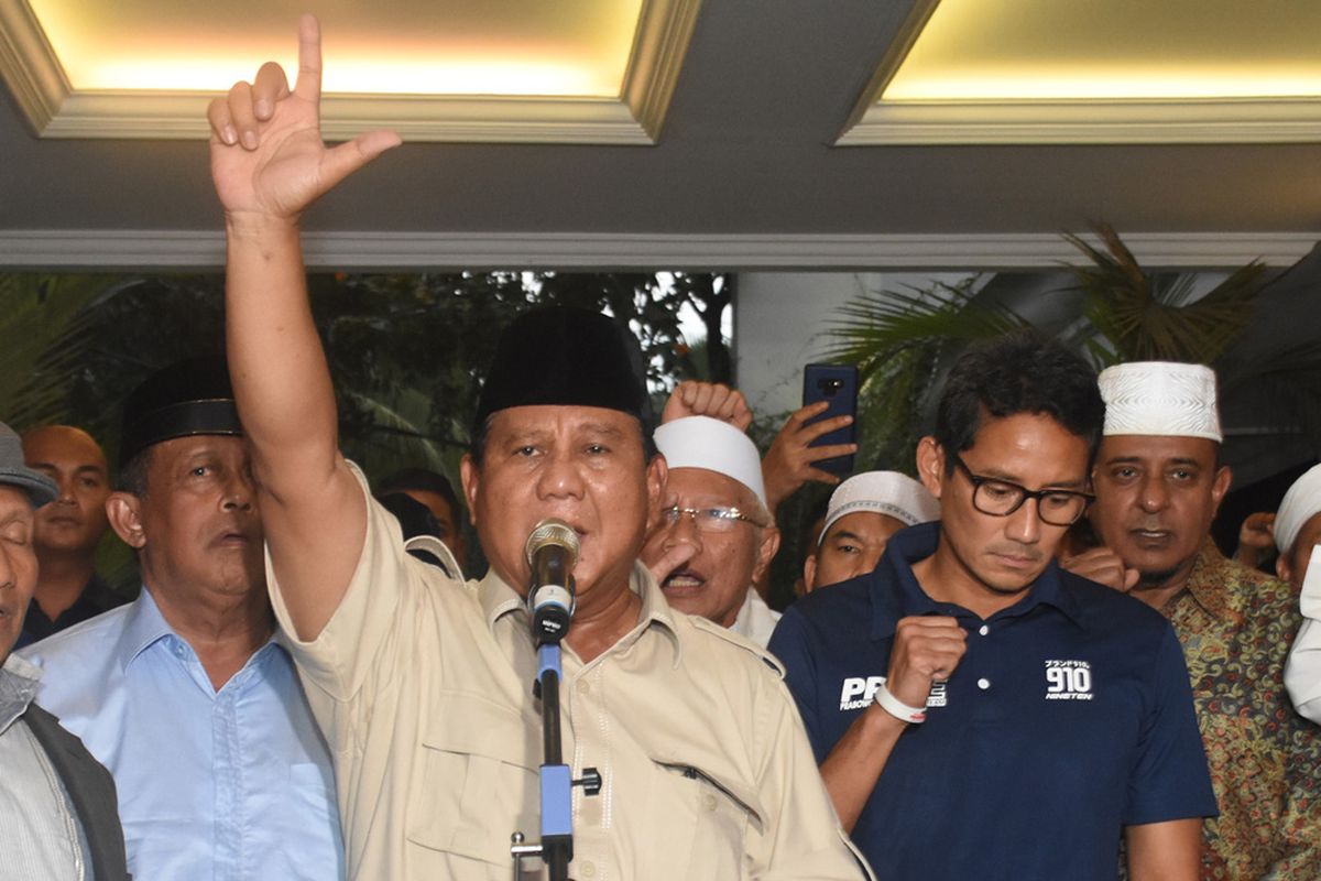 Capres nomor urut 02 Prabowo Subianto (tengah) bersama Cawapres Sandiaga Uno dan petinggi partai pendukung mengangkat tangan saat mendeklarasikan kemenangannya pada Pilpres 2019 kepada awak media di kediaman Kertanegara, Jakarta, Kamis (18/4/2019). Prabowo kembali mendekalarasikan kemenangannya versi real count internal BPN sebesar 62 persen. 