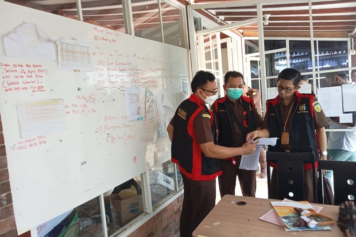 Tim penyidik Kejati DIY saat menggeledah Kantor PT JEW, Selasa (14/11/2023)