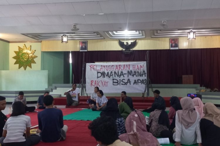 Fatia Maulidiyanti,  Koordinator Komisi untuk Orang Hilang dan Korban Tindak Kekerasan (KontraS) saat mengisi acara bersama Haris Azhar dj Kampus Universitas Muhammadiyah Purworejo pada Kamis (26/10/2023)
