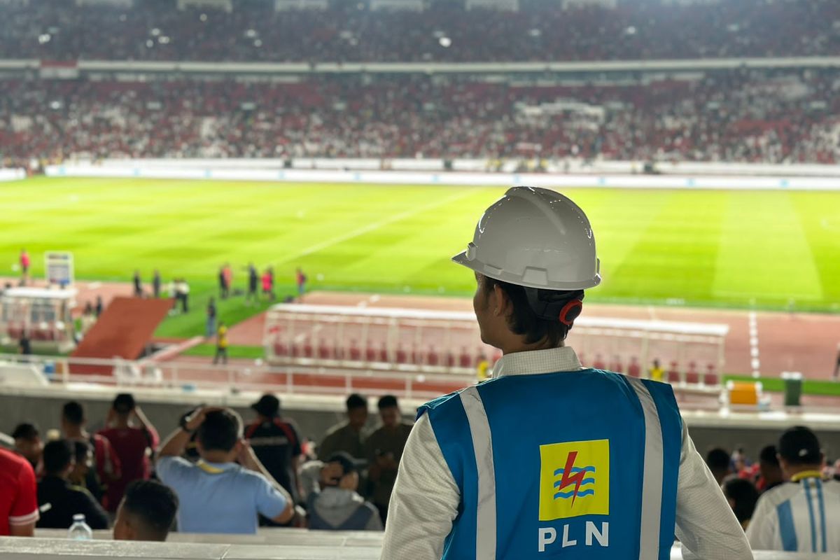 Petugas PLN bersiaga memantau kelistrikan pada pertandingan sepak bola antara Indonesia vs Argentina di Stadion Utama Gelora Bung Karno, Senayan, Jakarta, Senin (19/6/2023). 