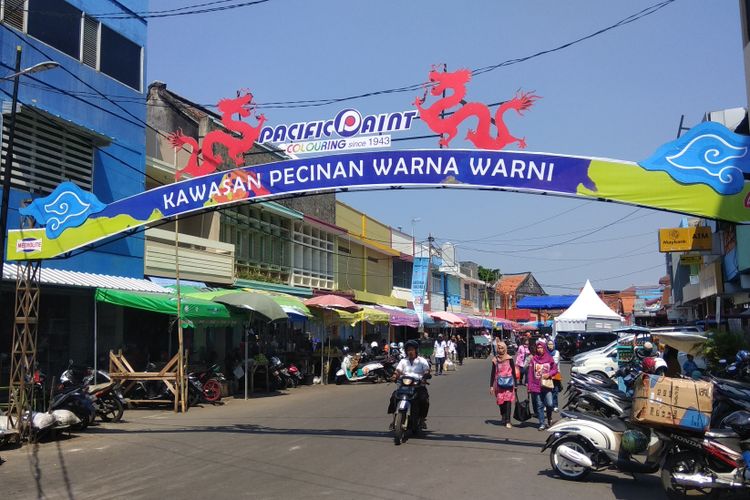 Pasar Kanoman Cirebon, Jawa Barat kini terlihat berwarna-warni. Bangunan ruko-ruko di area yang juga kawasan Pecinan ini dicat aneka warna oleh PT. Pacific Paint.