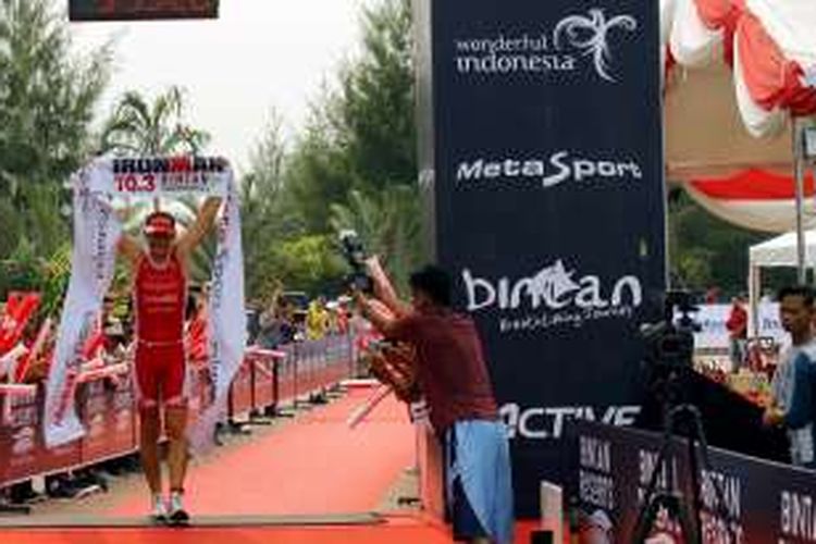 Peserta menuntaskan sesi lari dalam Wonderful Indonesia IronMan 70.3 di Bintan, Kepulauan Riau pada akhir Agustus 2016. Bintan didorong menjadi salah satu tujuan wisata olahraga dengan pasar pelancong asing. Setiap tahun, paling sedikit lima kompetisi dihelat di Bintan dan dihadiri ratusan ribu pelancong asing.

