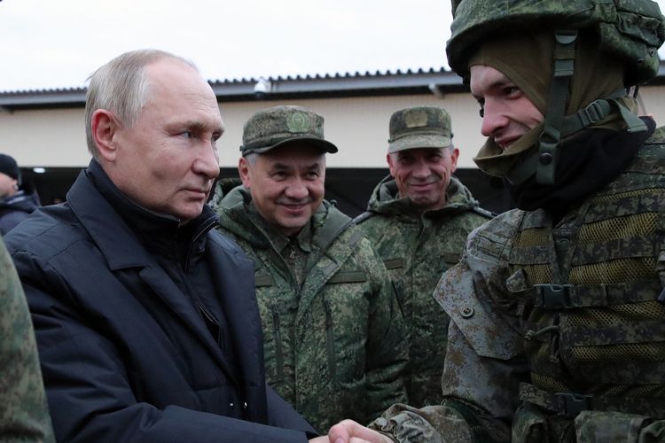Presiden Rusia Vladimir Putin (kiri) dan Sergei Shoigu saat masih menjabat Menteri Pertahanan, ketika menemui tentara Rusia yang sedang berlatih di Distrik Militer Barat bagi pasukan cadangan, luar kota Ryazan, 20 Oktober 2022.