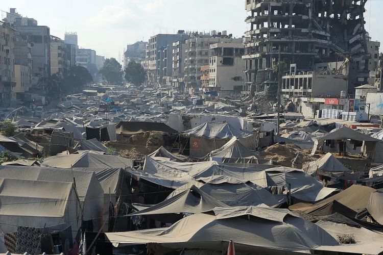Warga Palestina yang mengungsi akibat serangan militer Israel, berlindung di kamp tenda, saat pasukan Israel meningkatkan operasi di sekitar Kota Gaza, 2 September 2025. 