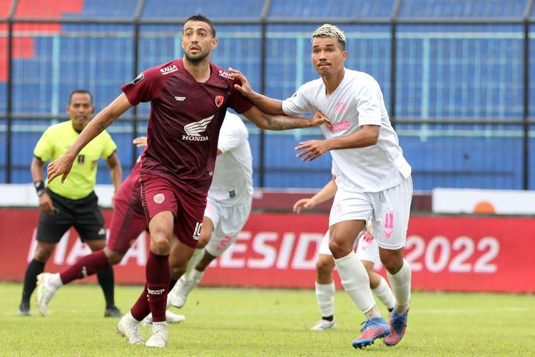 Pemain asing PSM Makassar Everton (kiri) dan pemain asing Persikabo 1973 Gustavo Tocantins (kanan) saat laga kedua babak penyisihan Piala Presiden 2022 yang berakhir dengen skor 0-1 di Stadion Kanjuruhan Kepanjen, Kabupaten Malang, Rabu (15/6/2022) sore.