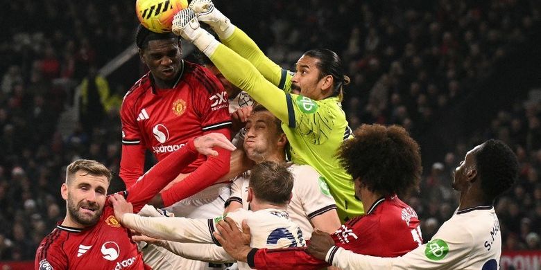 Alphonse Areola meninju bola dalam pertandingan sepak bola Liga Inggris antara Manchester United vs West Ham United di Old Trafford di Manchester, barat laut Inggris, pada 4 Desember 2025. (Foto oleh Oli SCARFF / AFP) 