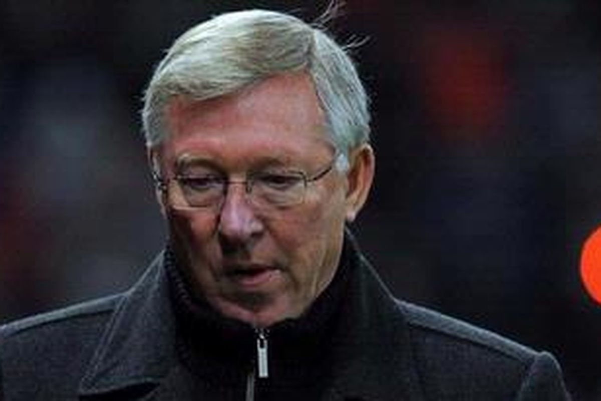Ekspresi pelatih Manchester United, Alex Ferguson, setelah timnya bermain imbang 2-2 dengan Benfica, pada matchday kelima fase grup Liga Champions, Selasa (22/11/2011).