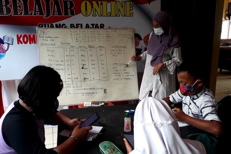 Siswa di area markos Brimob Baebunta, Luwu Utara, Sulawesi Selatan, belajar secara daring dengan menggunakan fasilitas wifi gratis, selain itu juga mendapat pelajaran tambahan dari Bhayangkari Brimob, Selasa (08/09/2020)
