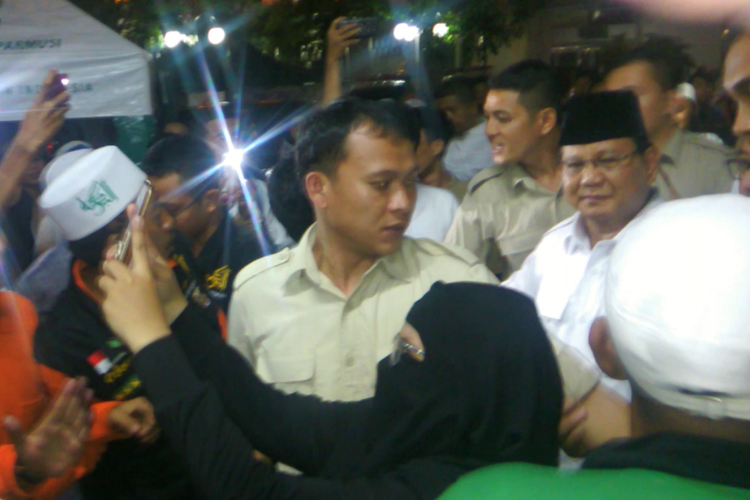 Ketua Umum Partai Gerindra Prabowo Subianto dan Wakil Ketua Umum Partai Gerindra Fadli Zon tiba di Masjid Istiqlal, Jakarta Pusat. Rabu (19/4/2017).
