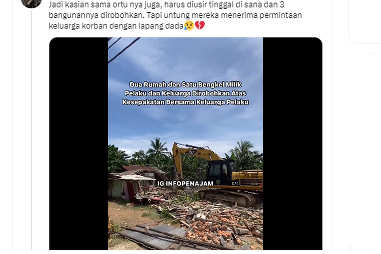 Tangkapan layar video yang memperlihatkan proses perobohan rumah keluarga pelaku pembunuhan lima orang di Penajam Paser Utara, Kalimantan Timur