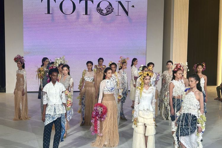 Eksplorasi Wastra Nusantara, TOTON Hadirkan Batik Gedog Tuban dan Pekalongan di Fashion Nation Ke-20