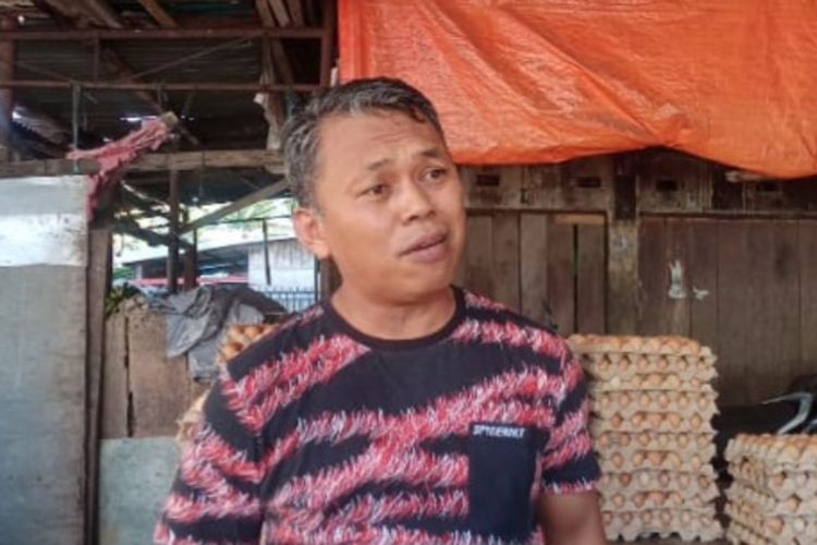 Haris (48) Salah Satu Pedagang Telur di Pasar Terong Makassar, Sulawesi Selatan (Sulsel), Rabu (3/5/2023)