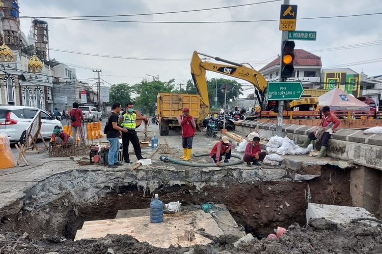 Pemerintah Kota (Pemkot) Surabaya membangun proyek pembuatan saluran untuk mencegah terjadinya banjir di Jalan Kedung Cowek, Kelurahan Gading, Kecamatan Kenjeran, Surabaya, Jawa Timur, Senin (6/12/2021).