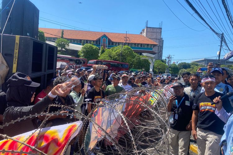 Peternak Jatim Bagikan Telur di Depan Gedung DPRD Imbas Harga Anjlok