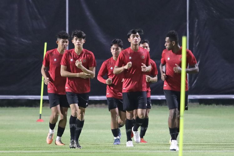 Timnas U17 Indonesia saat menggelar latihan di Lapangan A Komplek Stadion Gelora Bung Tomo, Surabaya, Jawa Timur, Senin (6/11/2023) menjelang Piala Dunia U17 2023. 