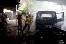 Sedang Dilas, Mobil di Bengkel Ciracas Hangus Terbakar
