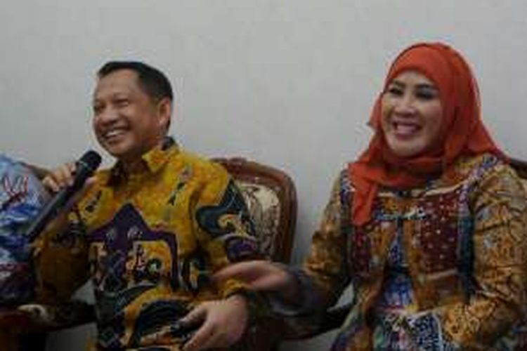 Komisaris Jenderal Pol Tito Karnavian bersama istri di kediamannya di bilangan Ragunan, Jakarta Selatan, Rabu (22/6/2016)