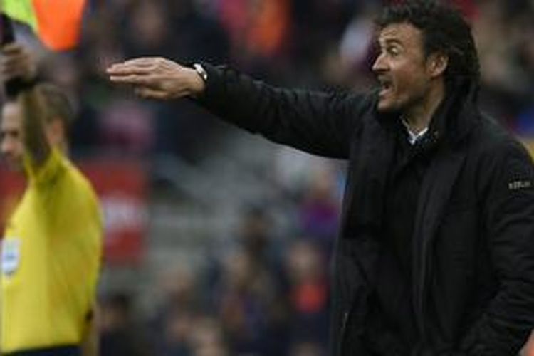 Pelatih Luis Enrique membela anak asuhnya, Dani Alves, yang berbuat kesalahan sehingga Barcelona kalah 0-1 dari Malaga.
