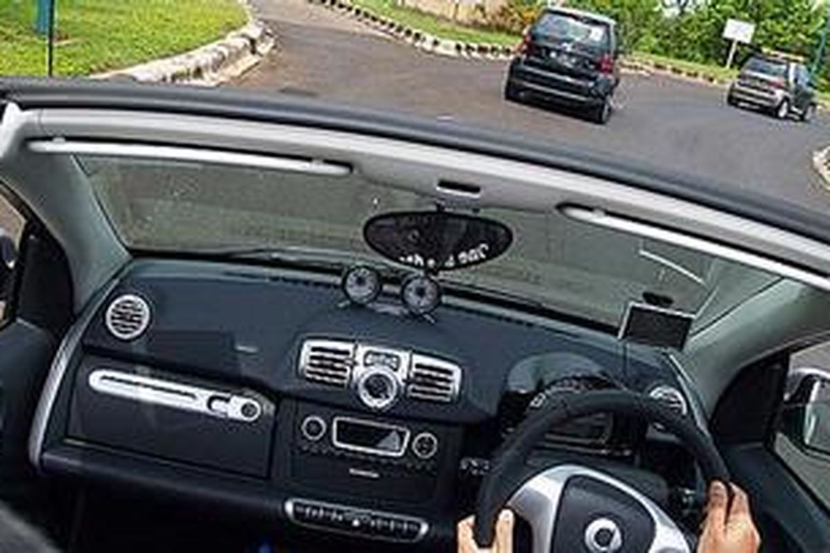 Menjajal kelincahan Smart ForTwo di Ulu Watu, Bali.