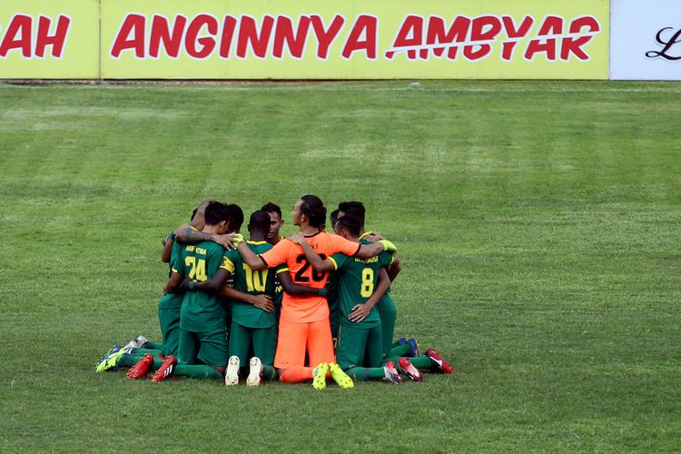 Pemain inti Persebaya Surabaya berdoa bersama jelang kickoff semifinal Piala Gubernur Jatim 2020 melawan Arema FC yang berakhir dengan skor 4-2 di Stadion Soeprijadi Blitar, Jawa Timur, Selasa (18/02/2020) sore.