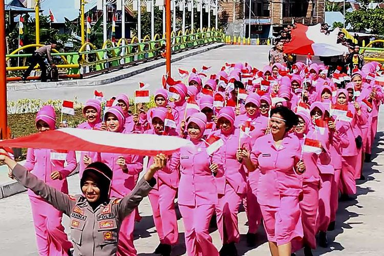 Ilustrasi Bhayangkari - Polres Parepare bersama personel Batalyon Den B Brimob Polda Sulsel dan dibantu ibu-ibu Bhayangkari mengarak bendera Merah Putih sepanjang 250 meter dengan berjalan kaki dari perbatasan kota menuju alun-alun Kota Parepare, Sulawesi Selatan, Minggu (12/8/2018). Kegiatan tersebut digelar dalam rangka menyambut peringatan HUT RI ke-73 sekaligus untuk mendukung pelaksanaan Asean Games 2018.