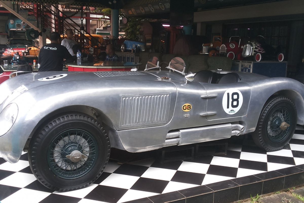 Jaguar C-Type di galeri pribadi milik Hartawan Hauwke Setjodiningrat di kawasan Kemang, Jakarta Selatan.