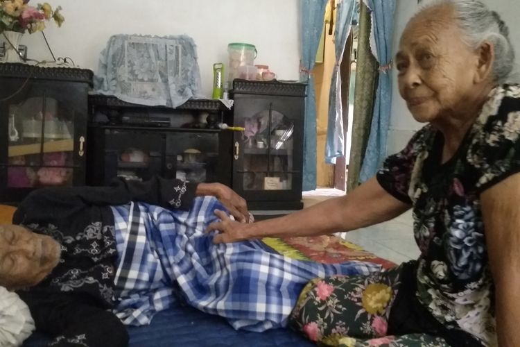 Foto: Sakiman (110) bersama Istrinya Narsiem (85) ditemui di kediamannya, Jalan Tambun Barat, Gang Mangga, Kelurahan Tambun Nabolon, Kecamatan Siantar Martoba, Kota Pematangsiantar, Rabu (12/8/2020).