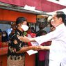 Jokowi ke Semarang, Ribuan Warga Saling Dorong demi Dapat Sembako dan Kaos