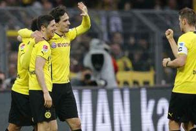 Bek Borussia Dortmund, Mats Hummels (tengah), berselebrasi bersama rekan-rekannya usai mencetak gol ke gawang FC Nuernberg dalam laga Bundesliga, Sabtu (1/3/2014).