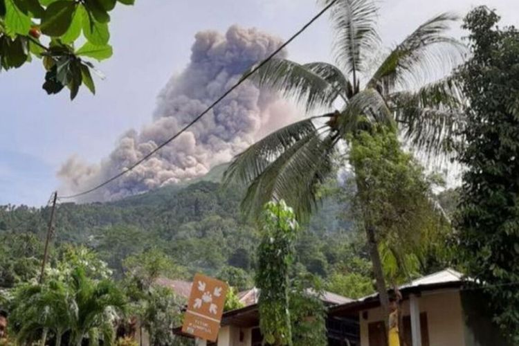Gunung Karangetang di Kabupaten Kepulauan Siau Tagulandang Biaro (Sitaro), Sulawesi Utara, menyemburkan abu vulkanik pada Kamis (20/12/2018) lalu. Abu vulkanik ini membawa bahaya untuk kesehatan, sehingga perlu dilakukan beberapa langkah untuk mencegahnya. 