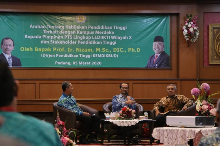  Plt. Direktur Jenderal Pendidikan Tinggi (Dirjen Dikti) memberikan kuliah umum sekaligus sosialisasi kebijakan Kampus Merdeka di tiga tempat berbeda di Kota Padang, Sumatera Barat (5/3).
