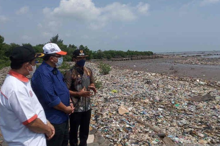 Anggota Dewan Perwakilan Rakyat Daerah (DPRD) Provinsi Jawa Barat Heru Suandharu (kedua kanan) saat melihat kondisi tumpukan sampah di pesisir Pantai Kesenden, Kota Cirebon, Jawa Barat, Kamis (9/12/2021). 
