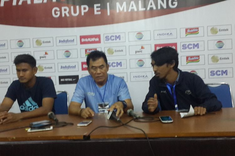 Pelatih PSIS Semarang, Subangkit (tengah) dalam konferensi pers usai pertandingan Grup E Piala Presiden 2018 di Stadion Gajayana, Kota Malang, Sabtu (20/1/2018)