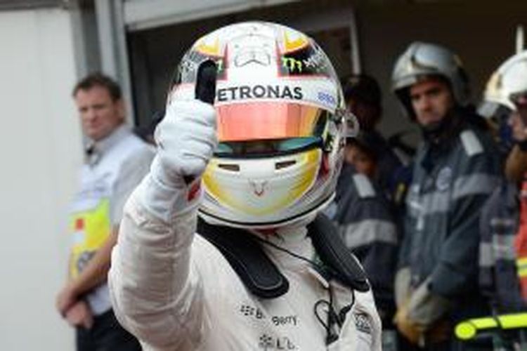 Pebalap Mercedes asal Inggris, Lewis Hamilton, mengacungkan jempol kepada penonton setelah mencatat waktu tercepat pada sesi kualifikasi GP Monaco di sirkuit jalan raya Monte Carlo, Sabtu (23/5/2015).