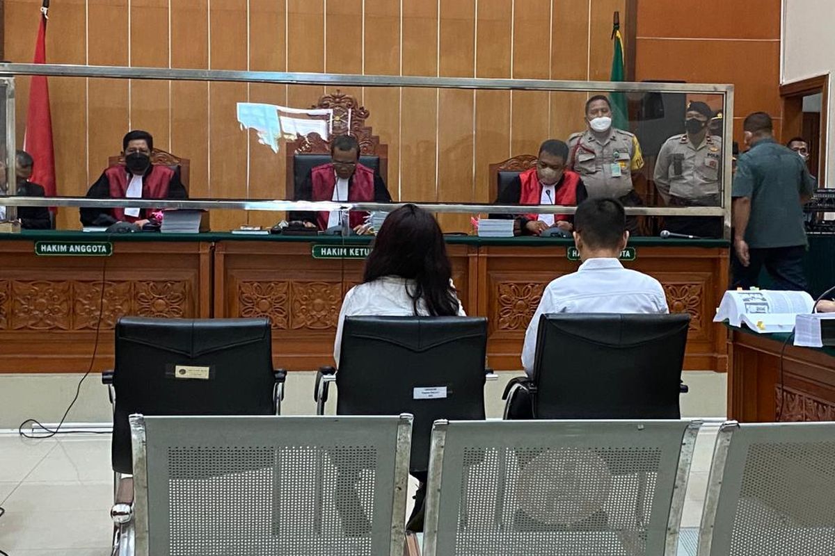 AKBP Dody Prawiranegara dan Linda Pujiastuti, terdakwa kasus peredaran narkotika jenis sabu yang dikendalikan Irjen Teddy Minahasa hadir dalam persidangan di PN Jakarta Barat, Rabu (22/2/2023). 
