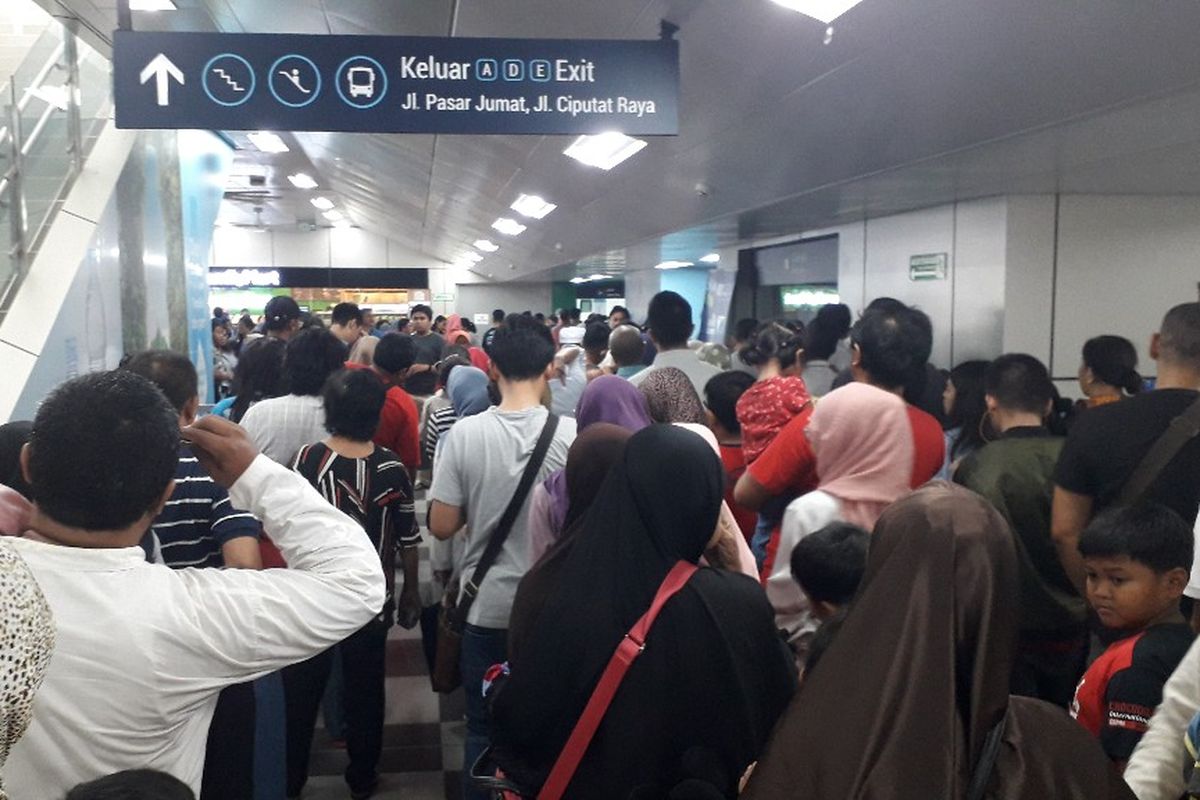 Antrean penumpang MRT yang hendak keluar dari Stasiun MRT Lebak Bulus, Rabu (17/4/2019).